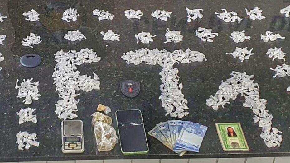 Suspeita foi presa com 1. 205 papelotes de cocaína na zona leste de natal | notícias do rio grande do norte Papelotes de cocaína apreendidos com suspeita em Natal. Foto: 1º Batalhão de Polícia Militar.