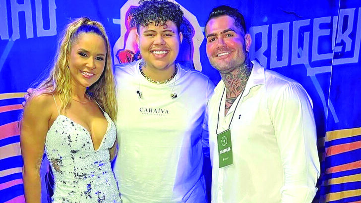 Sucesso no réveillon da Prainha, o cantor Rogerinho entre o casal Lucemir Rocha e Matheus Adma, ele um dos produtores da festa - Foto: Reprodução