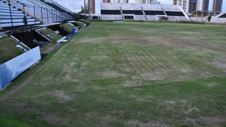 Estádio Frasqueirão durante reforma, com gramado e arquibancadas ao fundo