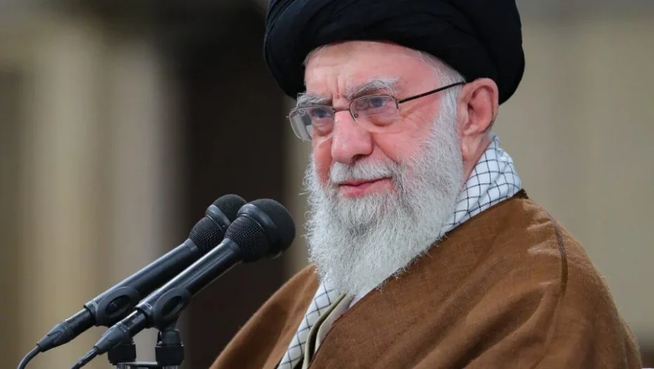 Líder supremo do irã promete 'dura resposta' a dupla explosão que matou 103 pessoas | notícias do rio grande do norte Ali Khamenei, líder supremo do irã, em discurso em junho de 2003, ao lado de imagem do aiatolá Ruhollah Khomeini — Foto: Atta Kenare / AFP