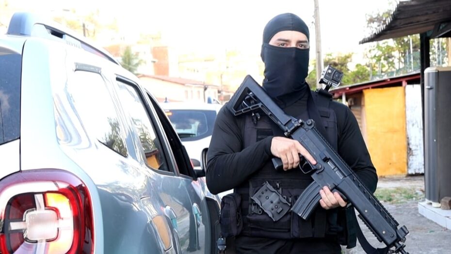 Pol&iacute;cia Civil em a&ccedil;&atilde;o contra foragido por contrabando. Foto: PC RN.