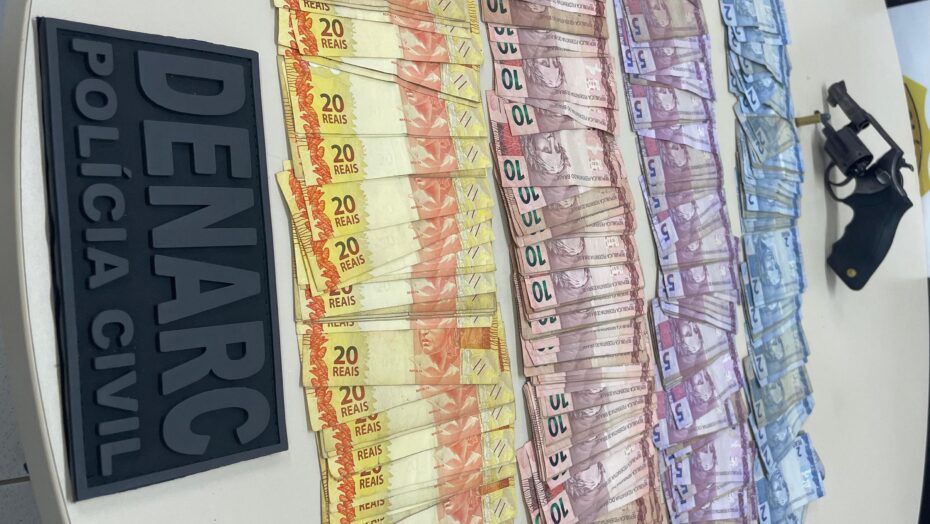 Dinheiro e arma foram materiais apreendidos pela polícia em "Casas da Droga". Foto: PC RN.