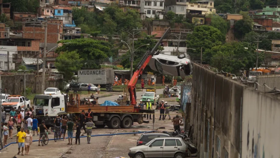 Carro &eacute; removido ap&oacute;s temporal que causou estragos no Rio de Janeiro. Foto: Armando Paiva/Ag&ecirc;ncia O Dia/Estad&atilde;o Conte&uacute;do