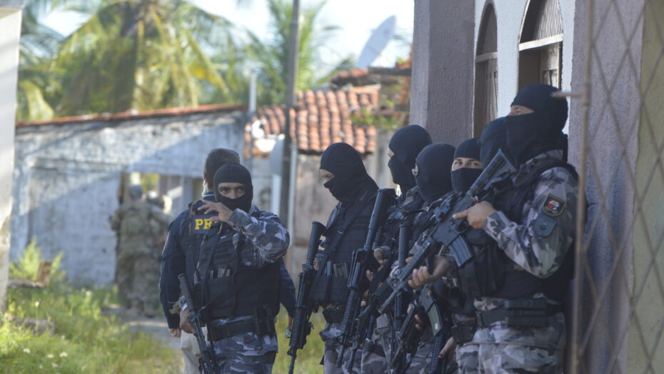 Megaoperação em mãe luiza resulta na prisão de suspeito de assaltar policial federal | notícias do rio grande do norte Policiais do Batalhão do Choque durante operação / Foto ilustrativa: José Aldenir - Agora RN