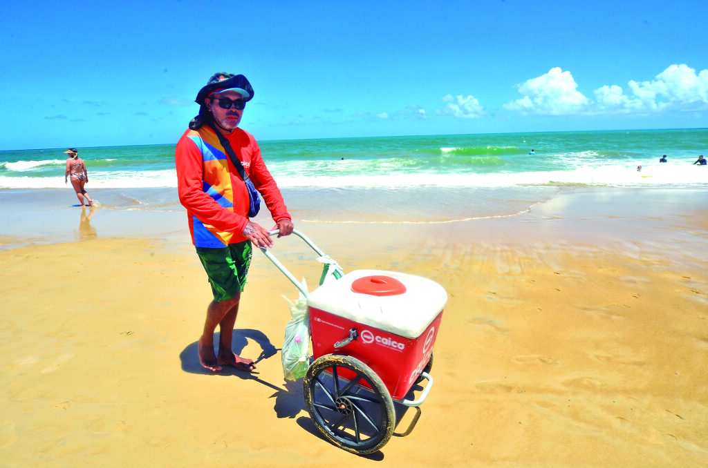 Casal de ambulantes vende 40 cocos por dia em pirangi:“do veraneio até o carnaval” | notícias do rio grande do norte Praia de Pirangi PaRio Grande do Norteamirim RN 1