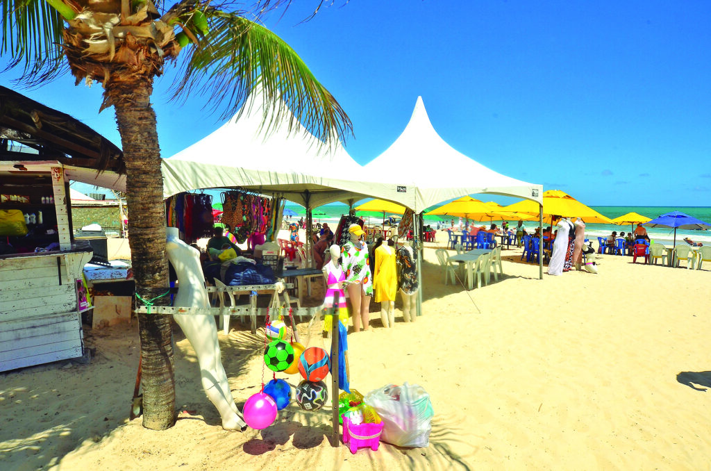 Casal de ambulantes vende 40 cocos por dia em pirangi:“do veraneio até o carnaval” | notícias do rio grande do norte Praia de Pirangi PaRio Grande do Norteamirim RN 54