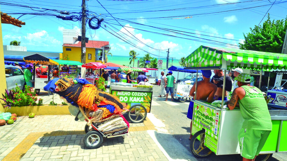 Trabalhadores ambulantes que não tiverem a devida identificação, nem autorização da prefeitura, não poderão trabalhar na Praia de Ponta Negra - Foto: José Aldenir/Agora RN