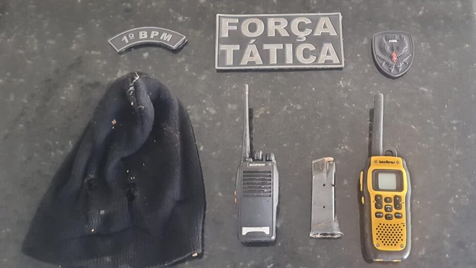 Cena de cinema: suspeito atira na pm e foge de barco pelo rio potengi | notícias do rio grande do norte Suspeito largou materiais ilícitos após visualizar policiais. Foto: Força Tática do 1º Batalhão.