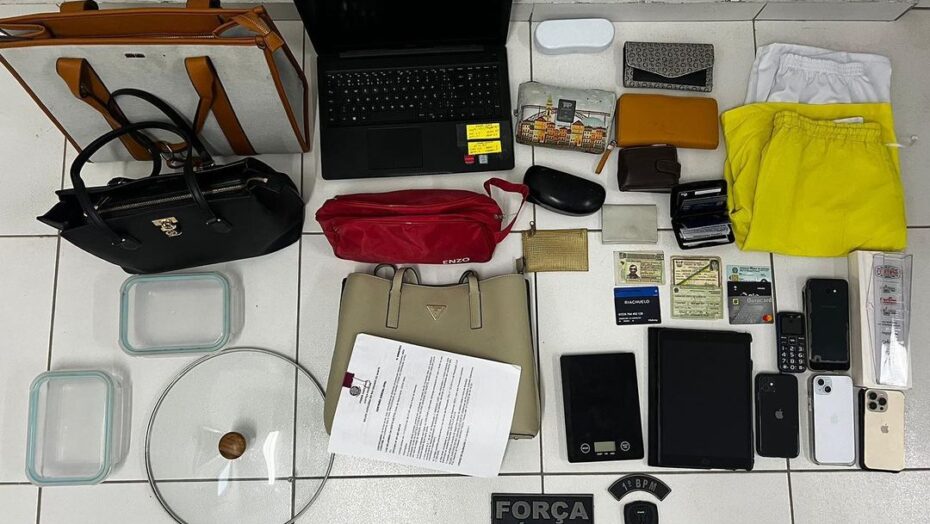 Quadrilha troca tiros com a pm e deixa dinheiro estrangeiro para trás em natal | notícias do rio grande do norte Dinheiro estrangeiro e materiais eletrônicos foram deixados para trás pela quadrilha. Foto: 1º Batalhão.