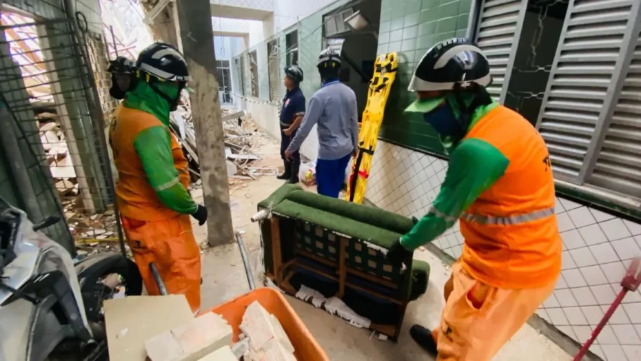 Agentes da Defesa Civil atuam no apoio às equipes do Corpo de Bombeiros, que realiza resgate entre os escombros - Foto: Defesa Civil de Aracaju