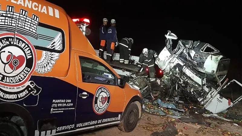 acidente entre caminhao e onibus deixa mortos na bahia 9250 800x450