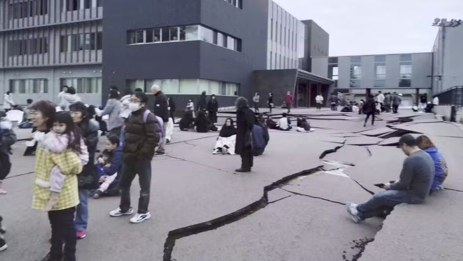 Japão tem alerta de tsunami após terremoto de magnitude 7,6 | notícias do rio grande do norte Ruas de Wajima ficaram rachadas após terremoto atingir o Japão, em 1º de janeiro de 2024 — Foto: Kyodo News via AP.