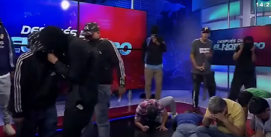 Criminosos durante invasão à rede de televisão / Foto: reprodução
