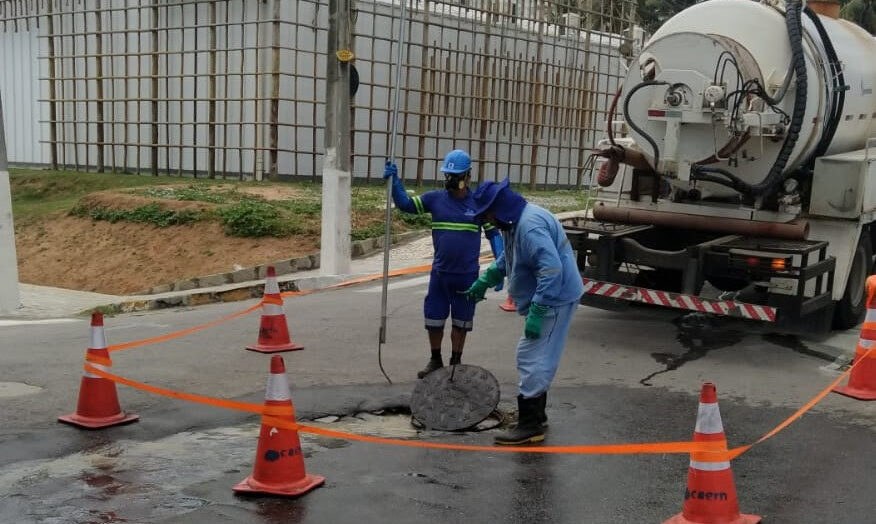 Serviço de desobstrução no sistema de esgoto feito pela CAERN. Foto: Reprodução/Caern.