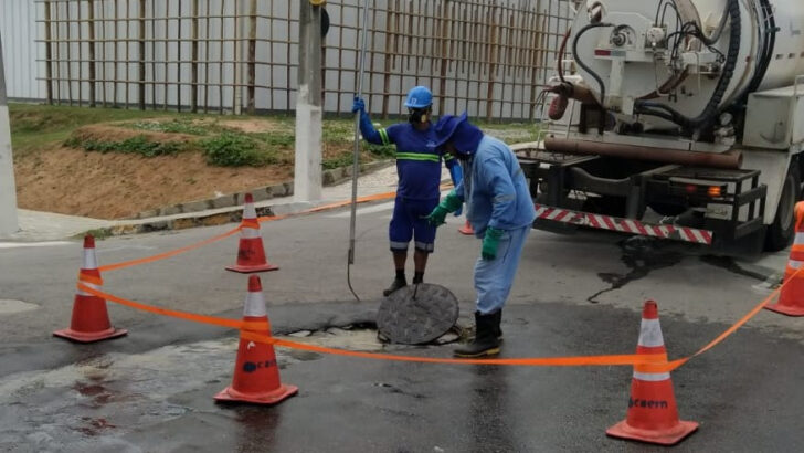 Serviço de desobstrução no sistema de esgoto feito pela CAERN. Foto: Reprodução/Caern.