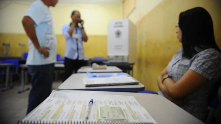 Mesário recebe celular de eleitor antes da votação