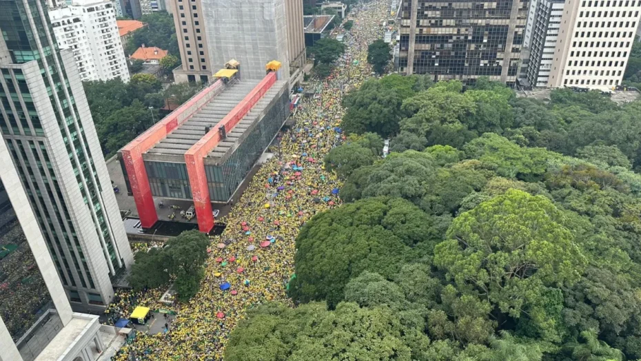 Bolsonaro e Michelle chegam a ato na Paulista - Foto: Reprodução/CNN