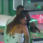 Momento em que Bia abraça Xande de Pilares durante show no BBB24. Foto: Reprodução/Globo