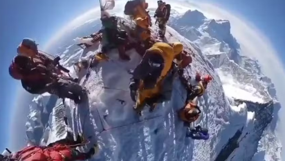 Alpinistas no topo do Everest — Foto: Reprodução