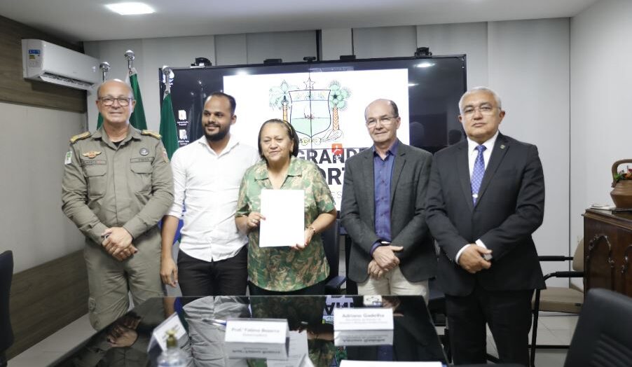 Fátima assina ordens de serviço para unidades de segurança pública no rn | notícias do rio grande do norte GoveRio Grande do Norteadora assinou ordem de serviço com secretários e representantes de empresa - Foto: SANDRO MENEZES / GOVERNO DO RN
