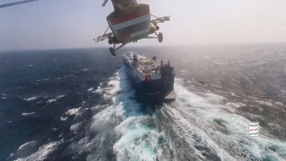 Helicóptero militar Houthi sobrevoa o navio de carga Galaxy Leader no Mar Vermelho nesta foto divulgada em novembro. Crédito: Mídia Militar Houthi /Divulgação via REUTERS