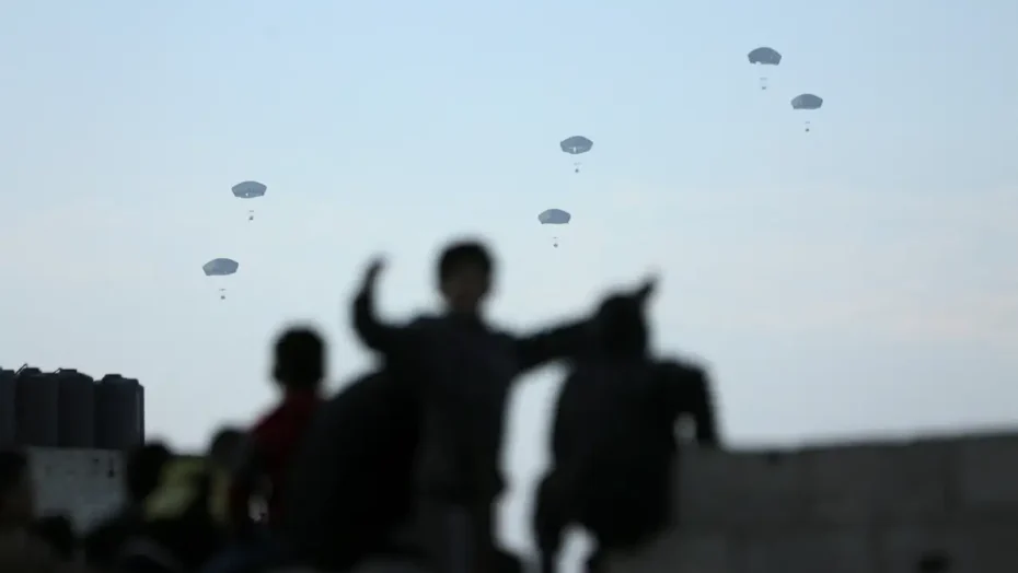 EUA fazem 1º lançamento aéreo de ajuda a Gaza - Foto: REUTERS/Kosay Al Nemer