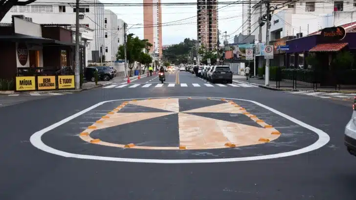 Rua Trari, de grande tráfego de veículos do bairro, teve seu asfalto e sinalização recuperados. Foto: Donato Fernandes