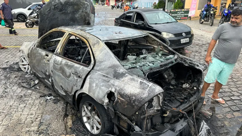 CARRO PEGA FOGO EM PARNAMIRIM