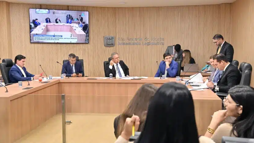 CCJ da Assembleia aprova projeto que reajusta vencimentos básicos dos professores