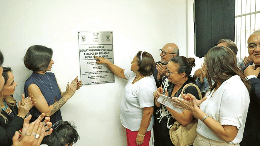 Fátima Bezerra e aliados durante inauguração de estrutura em Natal - foto: CARMEM FÉLIX / GOVERNO DO RN