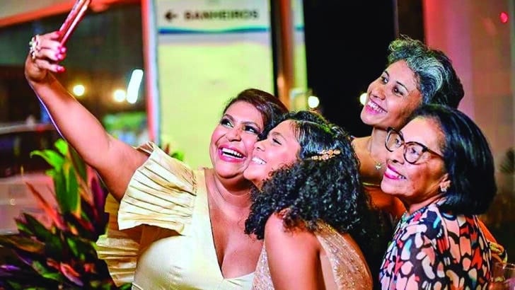 A coluna com as mulheres da família em Natal, a mãe Maria de Lourdes, a filha Maria Lídia e a prima Angélica Medeiros