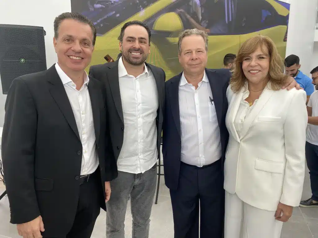 Léo Dallolio, Rodrigo, Francisco e Ailza Ventura comemoram a inauguração da BYD Carmais em Natal