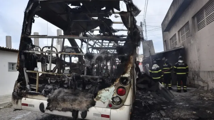 Onibus e incendiado no Terminal das Rocas 14 1024x678.jpg