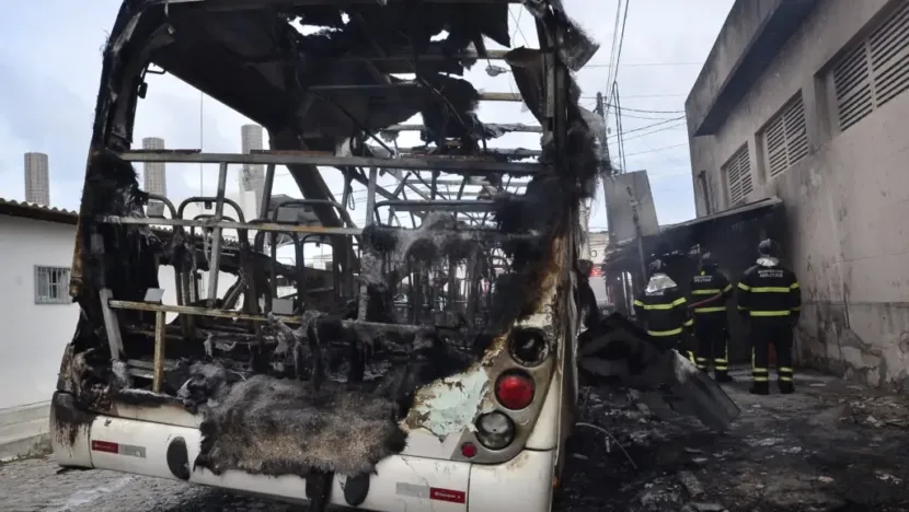 Onibus e incendiado no Terminal das Rocas 14 1024x678.jpg