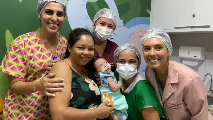 Mãe Ivanilda Oliveira ao lado da equipe médica do Hospital Varela Santiago