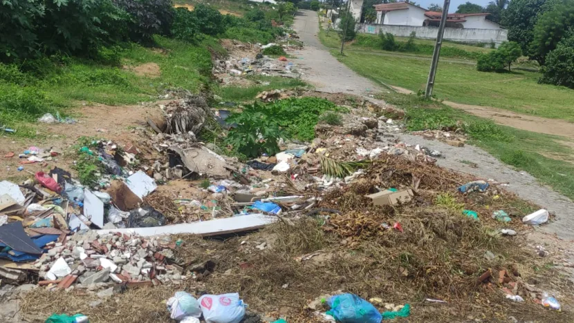 Além do lixo, cratera atrapalha trânsito de alunos e familiares perto do Cmei / Foto: Cedida
