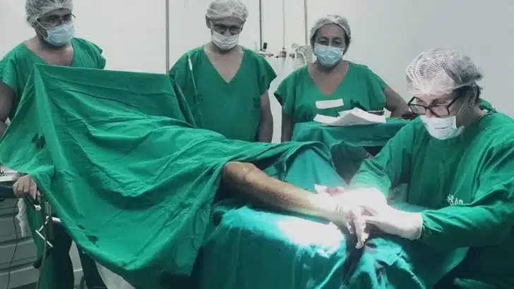 Profissionais durante procedimento cirúrgico / Foto: divulgação