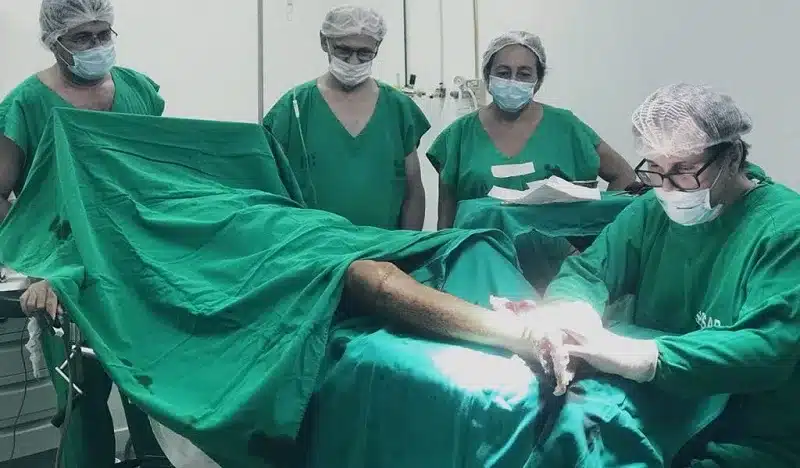 Profissionais durante procedimento cirúrgico / Foto: divulgação