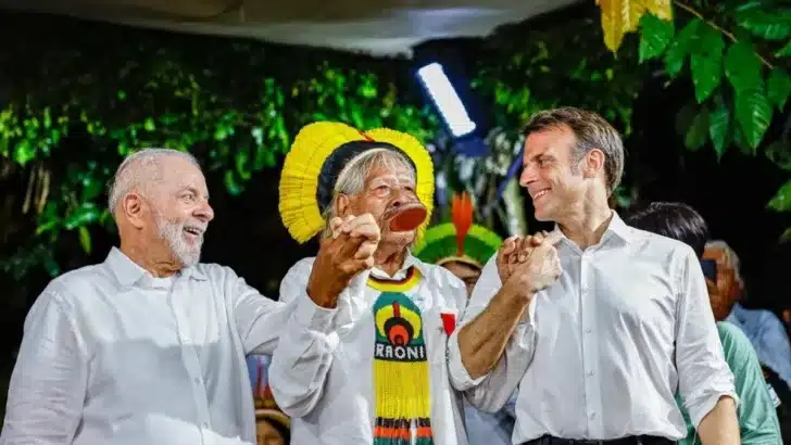 Presidentes Lula e Macron junto do cacique Raoni Metuktire, no Pará / Foto: Ricardo Stuckert/PR