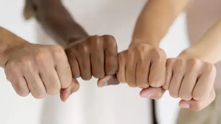 aproxime se das pessoas se conectando pelas maos