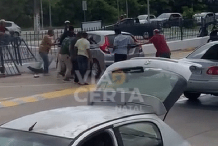 Populares virando o veículo / Foto: reprodução