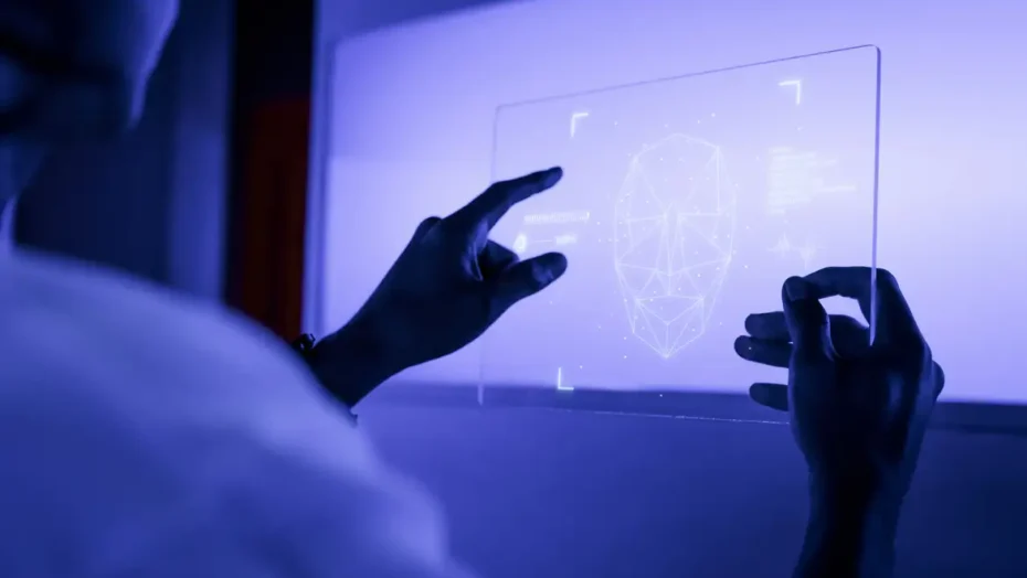 designer usando uma tecnologia futurista de tela de tablet digital transparente