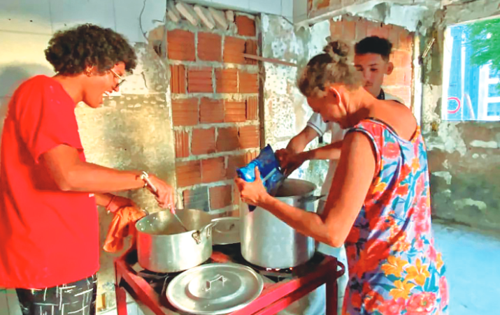 Famílias ligadas ao Movimento de Luta nos Bairros, Vilas e Favelas (MLB) ocuparam antiga sede do Diário de Natal; Justiça determinou reintegração de posse / Foto: reprodução