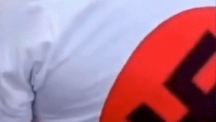 Homem com camisa de suástica / Foto: reprodução de vídeo