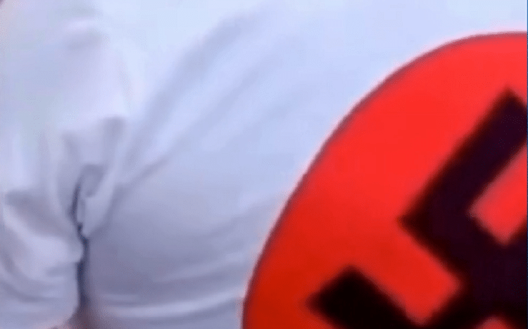 Homem com camisa de suástica / Foto: reprodução de vídeo