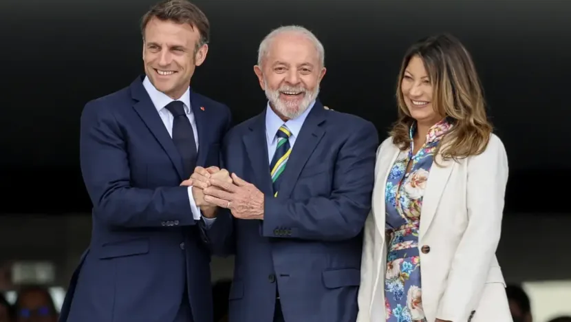Macron, presidente da França, ao lado de Lula e Janja / Foto: Agência Brasil