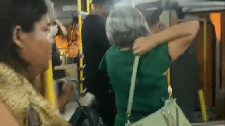 Passageiros desceram do ônibus após o pedido do motorista / Foto: reprodução