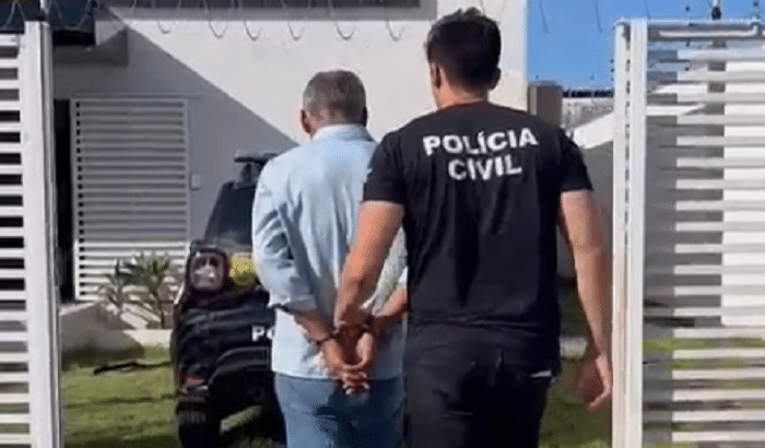 Homem sendo conduzido à Delegacia / Foto: reprodução de vídeo