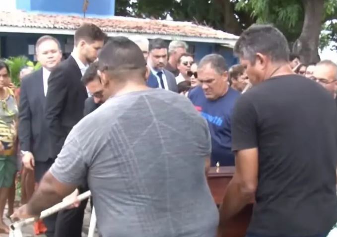 Familiares sepultaram nesta quinta-feira corpo de advogada sob forte comoção; ex-companheiro é o principal suspeito. Foto: Reprodução