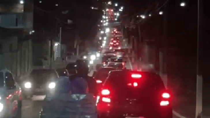 Rua Djalma Maranhão teve fila de carros congestionada / Foto: reprodução de vídeo